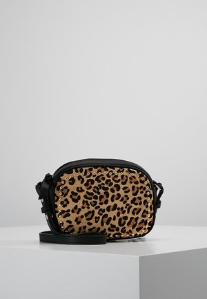 Pieni suorakaiteen muotoinen olkalaukku, jossa leopardikuvioinen etupaneeli, mustat reunukset, kultaiset niitit ja säädettävä musta hihna valkoisella pinnalla.