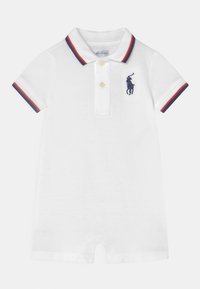 Bílý polo romper s límečkem v červených a námořnických pruzích, dvěma knoflíky na krku a námořnickým logem koně na hrudi. Měkký bavlněný materiál.