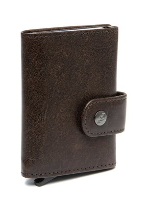 Braune Leder-Geldbörse mit strukturierter Oberfläche, ausgestattet mit einem Druckknopfverschluss und einem runden Metallakzent an der Vorderseite. Rechteckige Form.