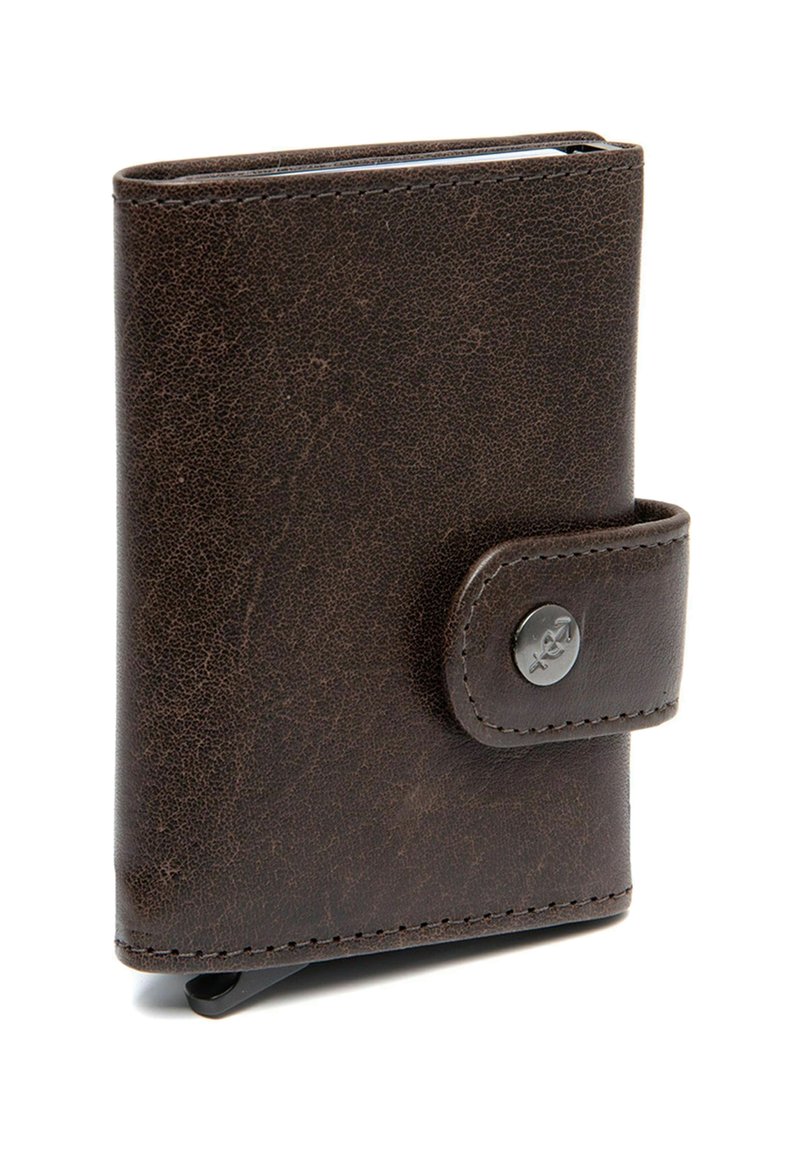 Portafoglio in pelle marrone con finitura texture, dotato di chiusura a scatto e di un accento metallico circolare sul fronte. Forma rettangolare.