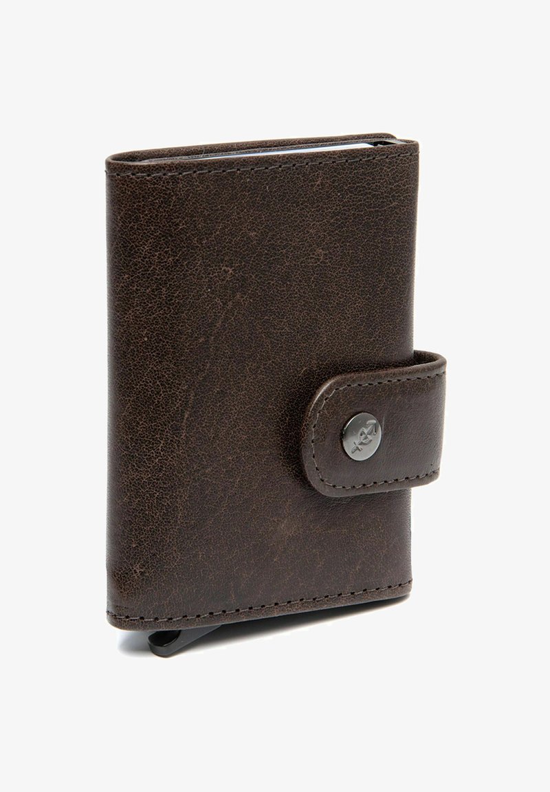 Portafoglio in pelle marrone con finitura texture, dotato di chiusura a scatto e di un accento metallico circolare sul fronte. Forma rettangolare.