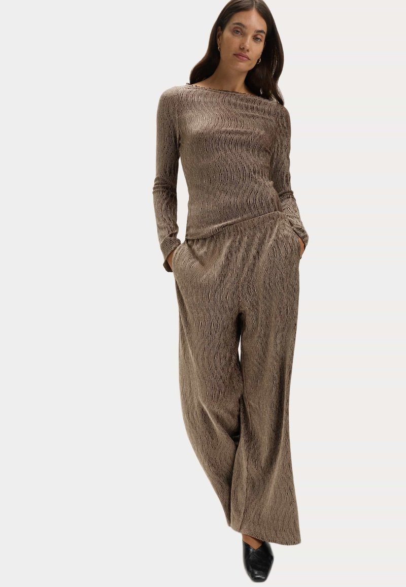 Bruin textuur tweedelig outfit met een lange mouw top en wijde broek; zachte stof met een subtiel patroon.