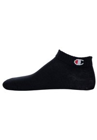 Schwarze Knöchelsocke aus weichem Material, mit einem gerippten Bündchen und einem kleinen gestickten Logo in Rot und Weiß an der Seite.