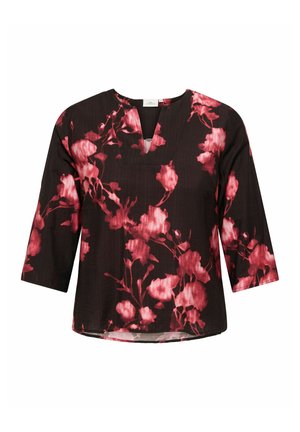 Sort bluse med 3/4-ærmer, med en V-hals og blomstermotiv i nuancer af pink. Glat tekstur, afslappet pasform og buet kant.