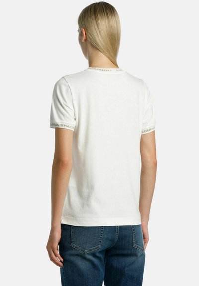 Tricou alb din bumbac cu mâneci scurte, având un gât rotund și accente de logo pe decolteu și mâneci. Vedere din spate.