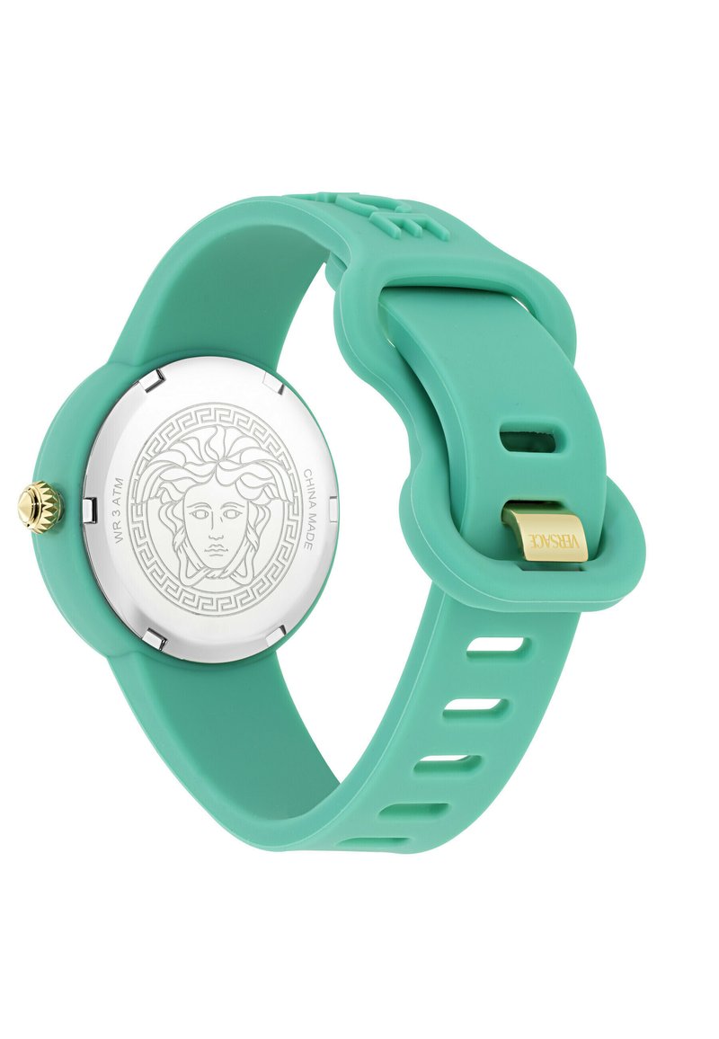 Orologio in silicone turchese con cassa rotonda argento, caratterizzato da un design di Medusa. La sua chiusura è mantenuta da dettagli in metallo dorato sul bracciale.
