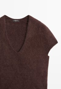 Maglione a maniche corte e scollo a V di un profondo marrone con un morbido e texture lavorata. Presenta un fit rilassato e un design minimalista, etichettato Massimo Dutti.
