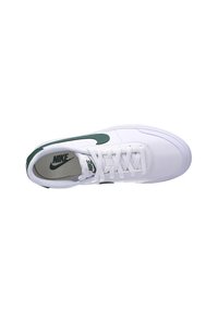 Zapatillas Nike blancas con un logotipo verde de acento. El zapato cuenta con una parte superior de sintético suave, un cuello acolchado y un cierre con cordones.