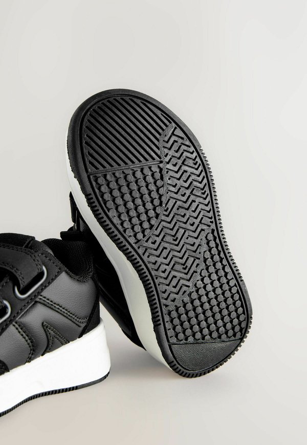 WIDE FIT – TOUCH FASTENING TWO STRAP  – Lauflernschuh