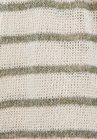 Tkanina dziana o otwartym splocie, w kremowej bazie z naprzemiennymi oliwkowymi paskami, tworząc teksturowany wzór.