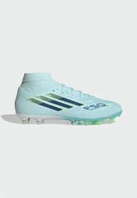 Chaussure de football Adidas F50 bleu clair avec col en chaussette montant à la cheville, rayures bleu marine et crampons translucides sous la semelle.