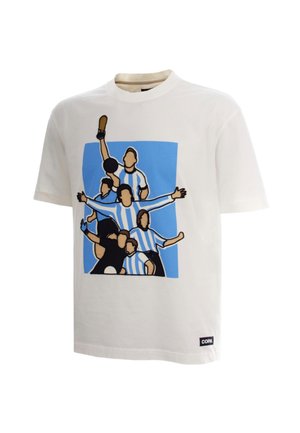 Wit T-shirt met een afbeelding van gezichtsloze voetballers in blauw-wit gestreepte shirts die met opgeheven armen juichen.