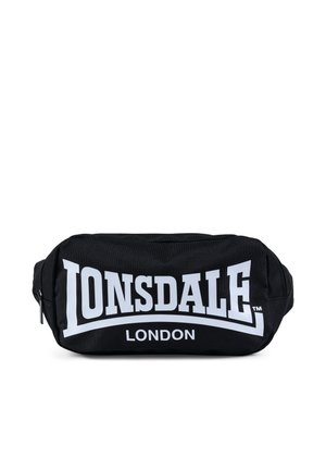 Bolsa rectangular negra con el logo blanco "Lonsdale London" impreso en el frente y cierres de cremalleras a los lados.