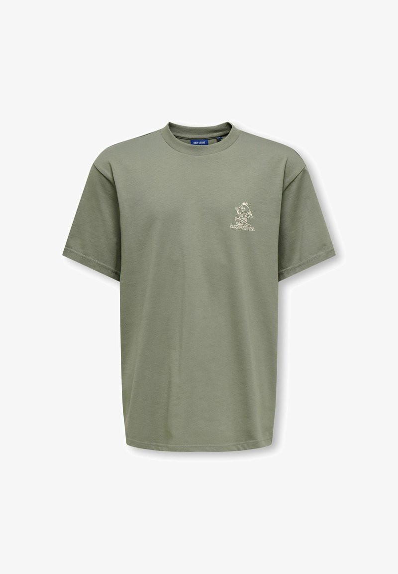 T-shirt court en coton vert olive à manches courtes, col rond, avec un petit motif blanc représentant un personnage de surf sur le côté gauche de la poitrine.