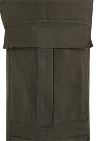 Pantalon cargo en tissu vert olive avec une poche à rabat et des coutures apparentes. Le matériau a une texture lisse avec une coupe structurée.