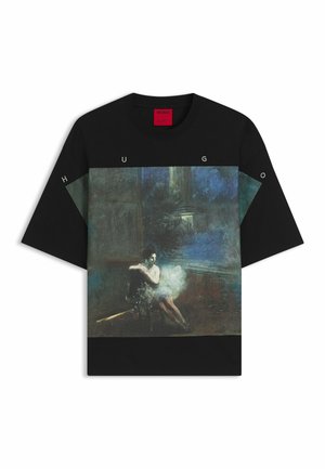 Schwarzes Hugo-T-Shirt mit einem dunklen, düsteren Gemälde einer sitzenden Person mit rauchigen, nebligen Effekten in einem schwach beleuchteten Innenraum.