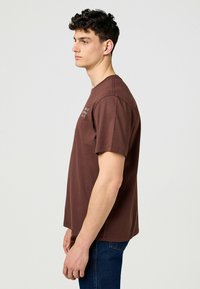 Wrangler SHORT SLEEVE - T-shirt print - mahogany