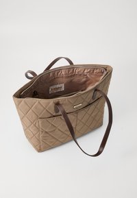 Beige gevoerde schoudertas met bruin leren handvaten, een externe pocket en een ritsvak aan de binnenkant met het Barbour-label.