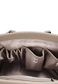 Interno di una borsa a tracolla in pelle beige con più scomparti. Presenta una superficie liscia e una leggera lucentezza. Include icone per l'organizzazione.