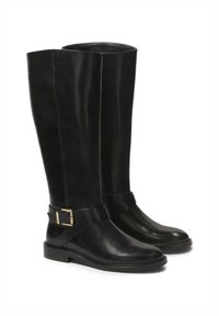 Fekete bőr, térdig érő csizmák, fényes felülettel, boka magasságú csatolt pánttal és lapos talppal. Sima textúra és letisztult forma.