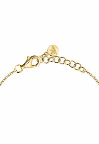 Bracciale in oro con chiusura a moschettone, anelli circolari e un ciondolo con design di foglia su una superficie liscia.