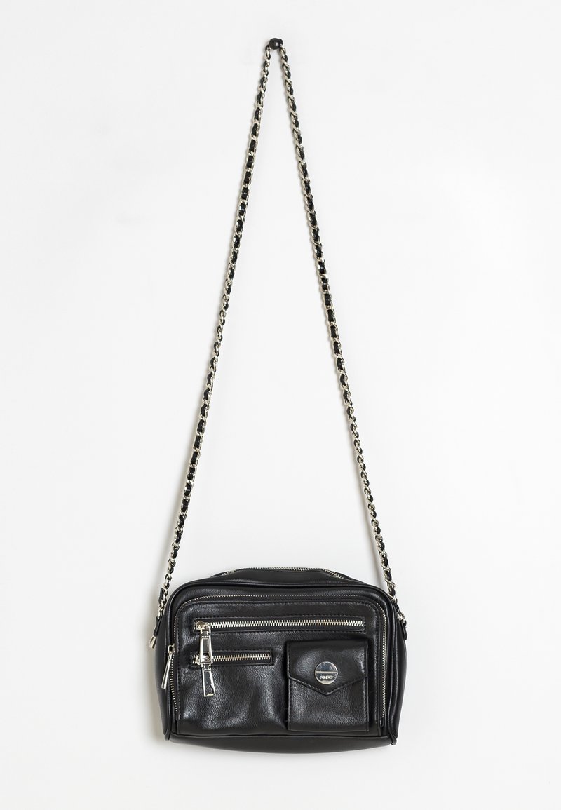 Musta nahkainen olkalaukku, jossa on hopeinen ketjuolkaintasku, kaksi vetoketjullista osastoa ja pieni etutasku, jossa on hopeinen nappisalpa.