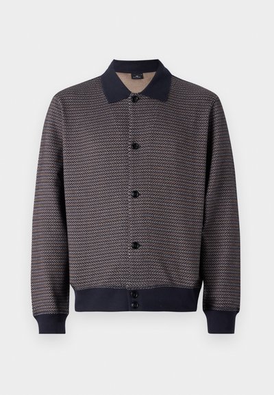 Námornícky vzorovaný pletený sveter s čiernymi gombíkmi a golierom. Obsahuje rebrované manžety a lem, pričom zobrazuje textúrovaný detail tkaniny.