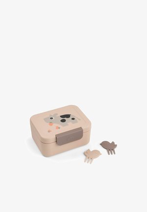 Petite boîte à lunch beige avec illustrations de vache et de fraise, sécurisée par une fermeture marron, accompagnée de deux petites piques alimentaires en forme d’oiseau.