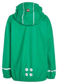 Giacca da pioggia verde con cappuccio, polsini elastici e strisce riflettenti. Accenti rotondi notevoli sulla schiena. Materiale liscio e leggero.