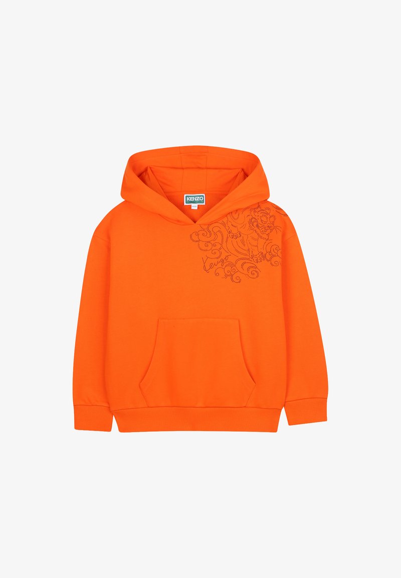 Oranje hoodie gemaakt van zachte stof, met een voorzak en een grafisch ontwerp in donkere kleur aan de bovenste linkerkant.