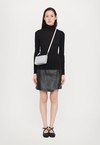 MICHAEL Michael Kors - BRYANT - Umhängetasche - silver Thumbnail-Bild 1