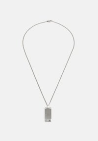 Collier en argent avec un pendentif rectangulaire doté d'une surface polie et d'un logo gravé, suspendu à une chaîne délicate.