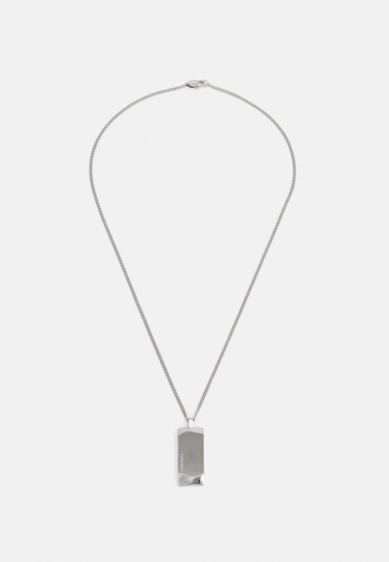 Collier en argent avec un pendentif rectangulaire doté d'une surface polie et d'un logo gravé, suspendu à une chaîne délicate.