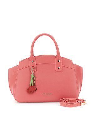 Růžová strukturovaná kabelka se dvěma rukojeťmi, přívěskem ve tvaru třešně a odnímatelným ramenním popruhem na bílém pozadí.