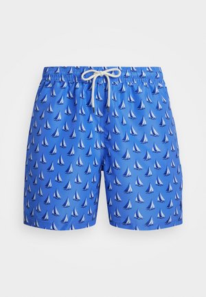 Calções de banho azuis com um padrão de pequenos barcos à vela brancos sobre um fundo azul sólido, com um cós elástico e cordão.