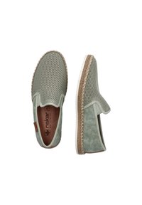 Scarpe slip-on di colore verde chiaro con tomaia in rete e dettagli in suede, suola in gomma bianca, cuciture decorative e soletta in feltro marrone.