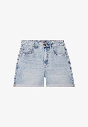 Jasnoniebieskie szorty dżinsowe z podwiniętym dołem, kieszeniami z przodu, szlufkami na pasek oraz zapięciem na guzik. Charakteryzują się wyblakłą teksturą i klasycznym designem.