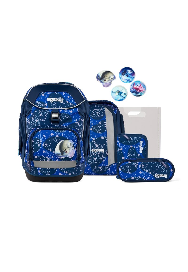 Set di zaini blu navy con motivi a bolle, composto da uno zaino principale, un astuccio e una cartella. Include toppe a tema animale.