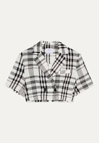 Blazer court à motif écossais noir et blanc, confectionné dans un tissu à texture marquée. Présente un design croisé à double boutonnage et des manches courtes.