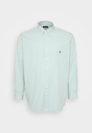 Chemise à manches longues à rayures vertes et blanches, avec col et logo brodé sur la poitrine gauche. Fabriquée en tissu léger.