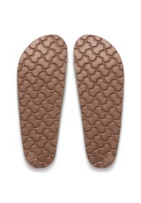 Καφέ λαστιχένιες πέλματα με υφή που περιλαμβάνει εξαγωνικά σχήματα. Ο σχεδιασμός καλύπτει ολόκληρη την επιφάνεια για πρόσφυση και άνεση.