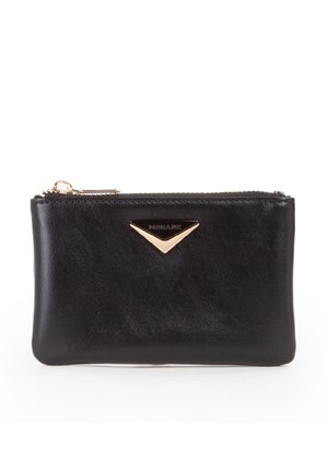 Portafoglio zip in pelle nera con finitura liscia, dotato di un accento hardware triangolare in tono dorato. Forma rettangolare compatta.