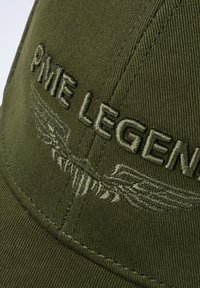 Maslinasto zeleni bejzbol kapu izrađenu od izdržljive tkanine, sa istaknutim vezom natpisa "PME LEGEND" i naglašenim dizajnom krila sprijeda.
