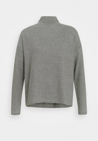 Szary sweter z wysokim kołnierzem, długimi rękawami i luźnym krojem. Wykonany z miękkiego materiału o subtelnej fakturze. Okrągły dół.