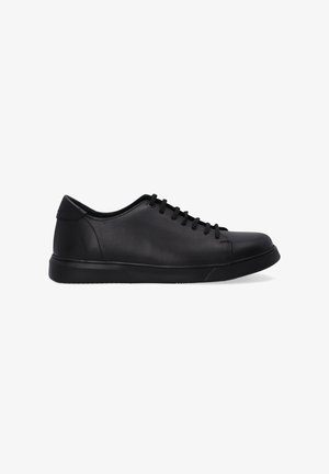 Zwarte sneakers gemaakt van glad leer met platte veters, een ronde neus, een lage rubberen zool en een minimalistisch ontwerp.