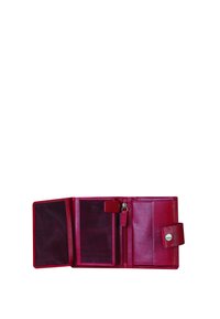 Portafoglio rosso in pelle con molteplici scomparti, tra cui due portacarte in rete, una tasca con zip e una chiusura a scatto. Texture liscia e finitura lucida.