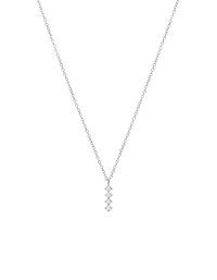 Collar de cadena de plata con un colgante que presenta cinco acentos en forma de diamante, cada uno establecido con pequeñas gemas transparentes, creando un diseño lineal.