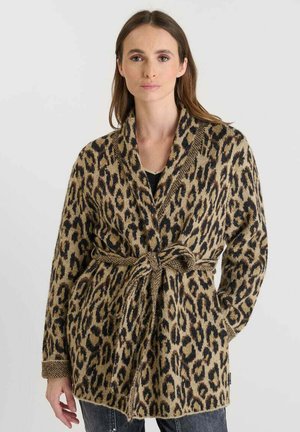 Cárdigan de estampado de leopardo con cuello de chal, cintura ceñida y mangas largas. Fabricado en un tejido suave y texturizado en tonos marrón y negro.