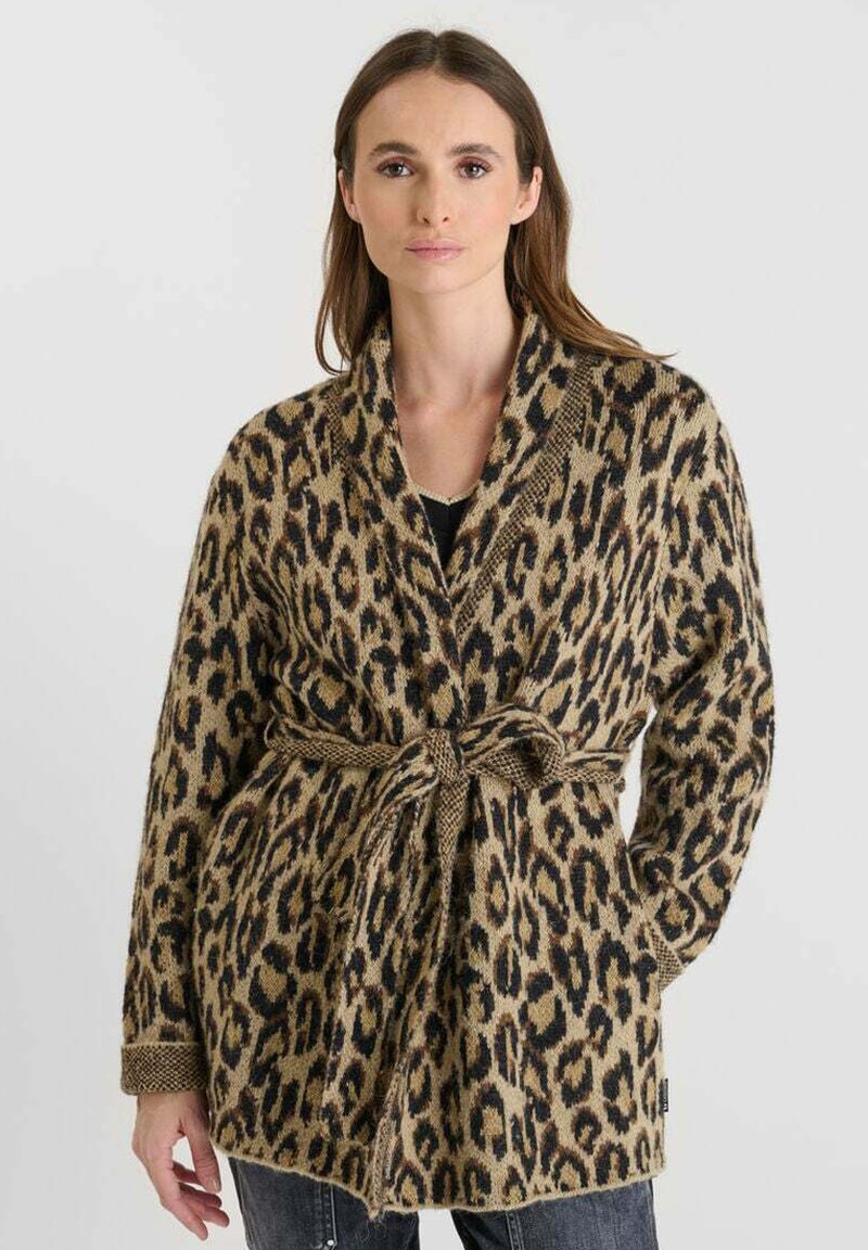 Cárdigan de estampado de leopardo con cuello de chal, cintura ceñida y mangas largas. Fabricado en un tejido suave y texturizado en tonos marrón y negro.