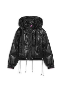 Zwarte cropped jas met een glanzende textuur, capuchon, roze drukknoop, verstelbare trekkoorden en zijzakken. Voorzien van elastische manchetten.